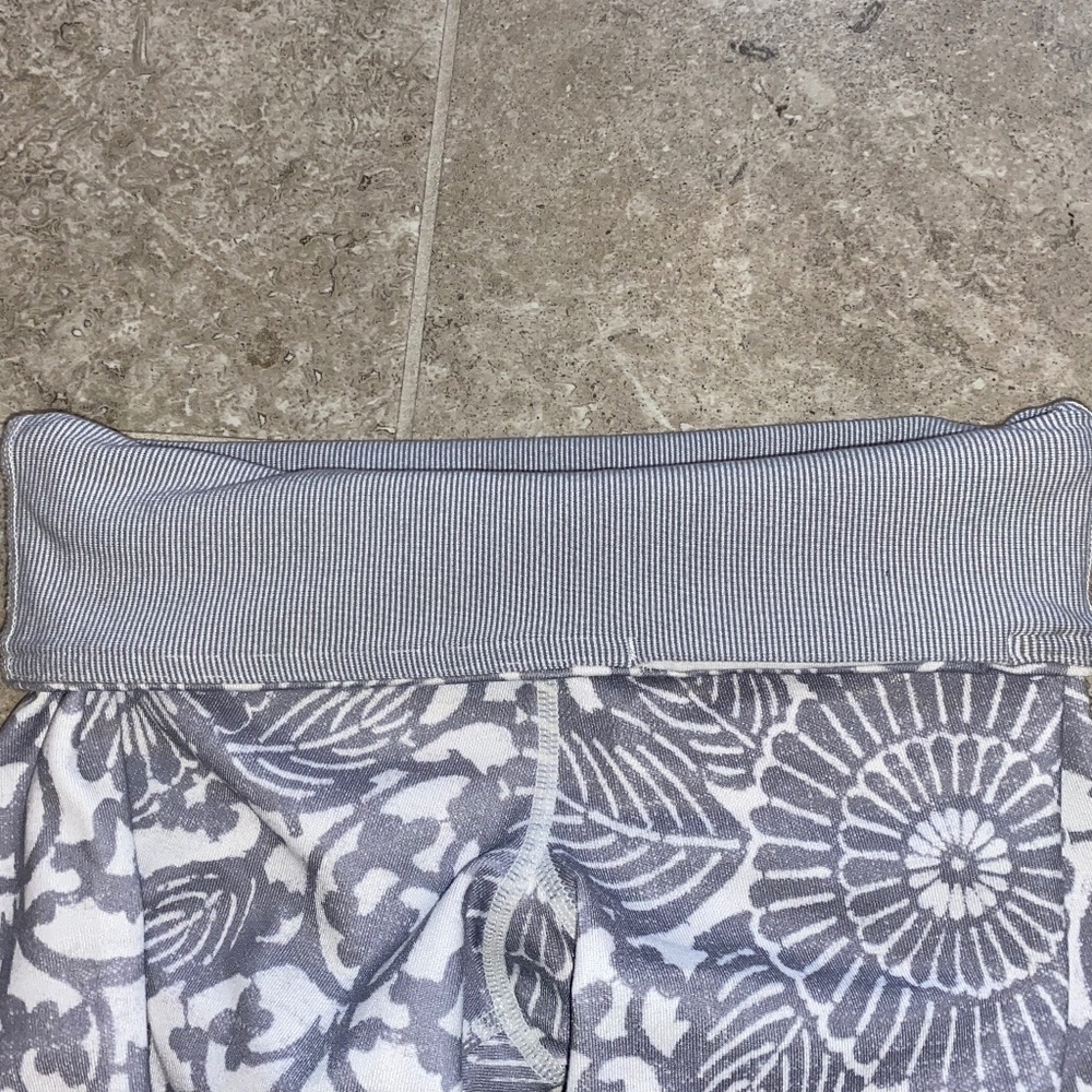 Lululemon Wunder Under Beachy fossil floral Cropped Leggings Size 2 - Picture 8 of 8